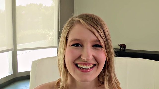 dospívající dívka s nabídkou kočička na koni velký penis chlap