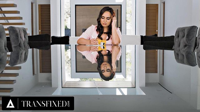 TRANSFIXED - Die reiche und einsame Transfrau Ember Fiera hat ein schmutziges Gespür für ihr heißes neues Dienstmädchen Spencer Bradley