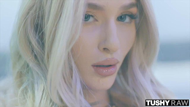 TUSHYRAW Tiny Blue-eyed Cutie Emma får rumpa strukket vid - Emma Rosie