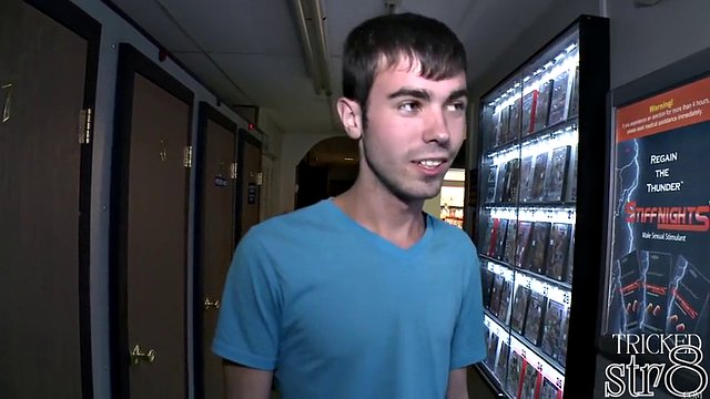 Tricked straight stud får gloryhole gay BJ i skjult rom