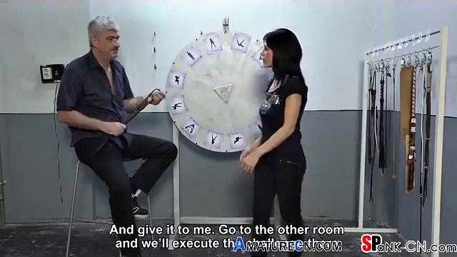 Il gioco della roulette determina da che parte del corpo è battuto: porno hardcore, fetish e bondage