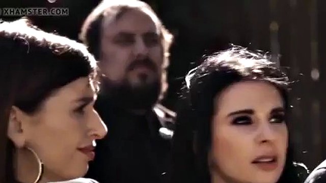 Viudo maduro se folla a una chica gótica durante un funeral