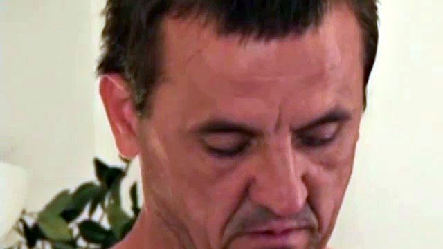 Ronnie tiene 45 años y afirma ser bisexual, por lo que tal vez esté dispuesto a hacer una escena de acción en el futuro. Por ahora podemos mirar a este hombre de 5'8", 160 libras, desvestirse y masturbarse.