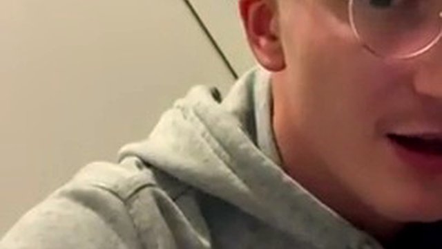 イケメンが公衆トイレでオナニーしてランダムな男に中出し