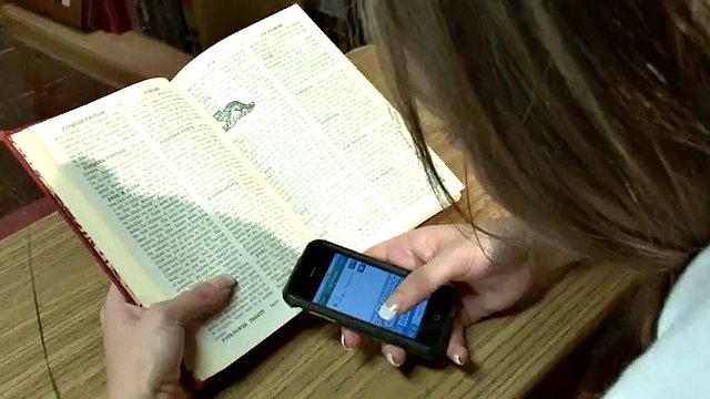 Tres chicas comparten una polla en una escena bdsm rizada