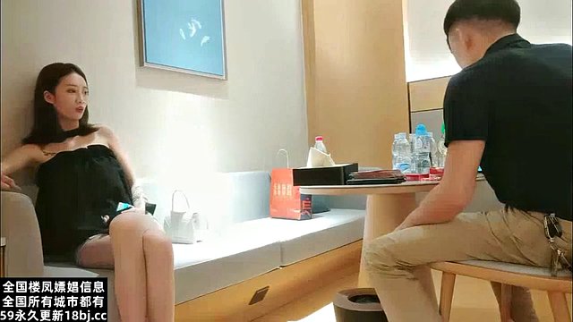[AI HD 2K restoration] 91 Shen Xiansen’s late-night scene was all about the outside of his shorts. He put on fishnet stockings and spread his legs for a close-up. He applied lubricant and gave a deep-throat blowjob. He raised his ass and fucked her hard from behind in China live broadcast.