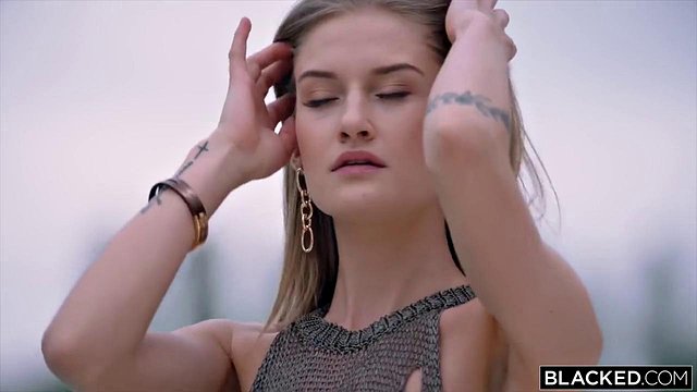 Η ξανθιά Τίφανι Τέιτουμ οδηγεί στο BBC Poolside του Φρέντι Γκονγκ