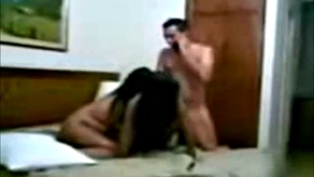 Arabka přivede svou sestru k manželovi, aby s ním měla sex
