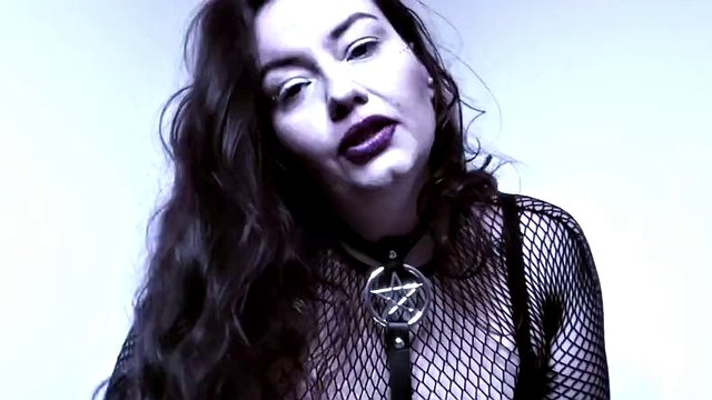 Vends-ta-culotte - Blowjob training for a submissive bitch like you by a French dominatrix with a strapon