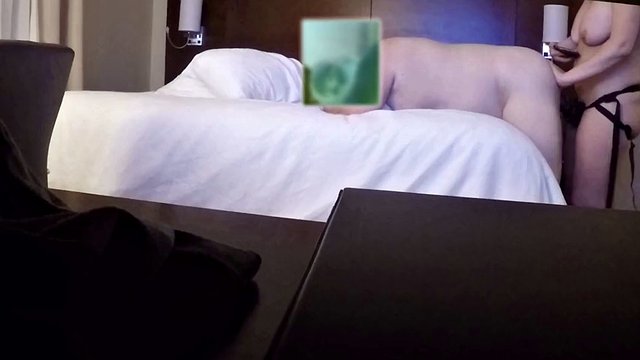 Pegging mit großem schwarzen Strapon