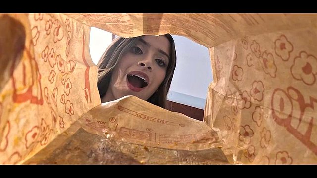 PAPÀ4K. Questa borsa di popcorn è piena di sorprese con Sofia Smith e Denis Marti: porno con pompini, pecorina e cowgirl