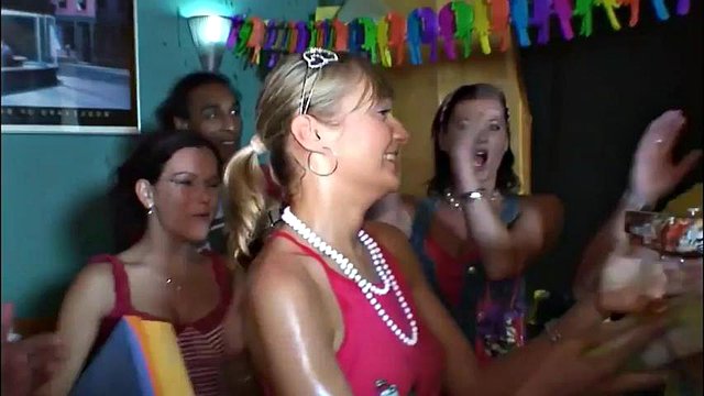 Fiesta De Cumpleaños En El Dormitorio: Tetas Grandes, Adolescentes Y Mamadas Porno