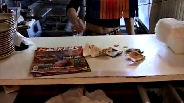 Bionda francese matura scopata da due tipi nella cucina del ristorante