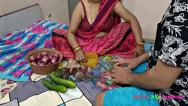XXX Bhojpuri Bhabhi selling vegetables showing off her thick nipples laughed at the customer!