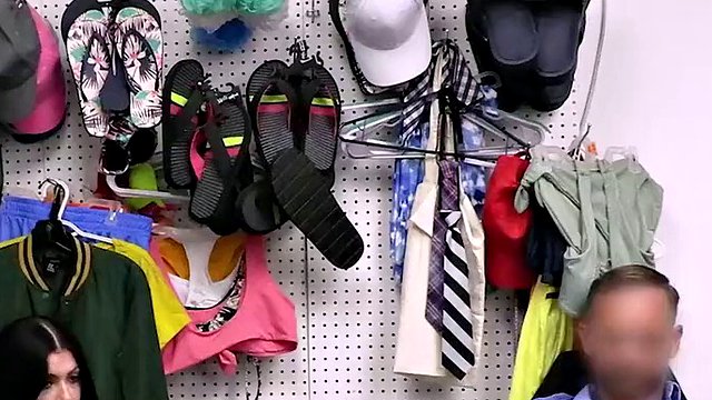 Si Holly pensait pouvoir s'en sortir avec des chaussures volées à l'étalage, elle n'y a vraiment pas réfléchi à deux fois.