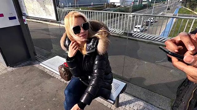 ¡La guapa rubia serbia CHERRY KISS se encuentra inesperadamente con 2 extraños que se la follan en un autobús y una DP en el hotel!
