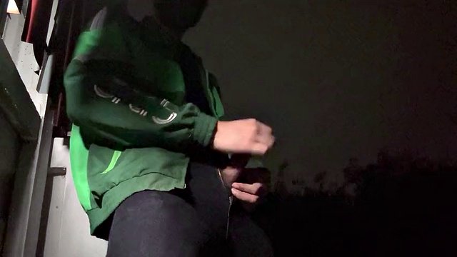 Cops want some water from delivery guy