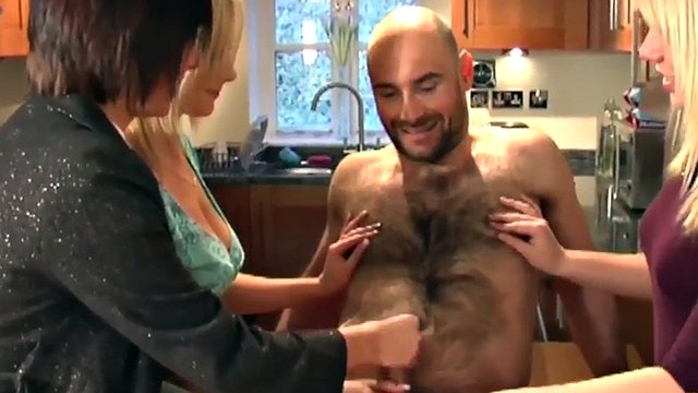 CFNM branler, salopes s'embrasser et traire un homme excité
