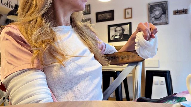 Die blonde MILF Mrsmrjones stellt gepiercte Brustwarzen zur Schau, die aus einer hauchdünnen weißen Bluse in C. hervorlugen