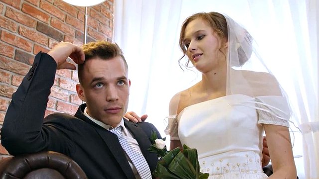 HUNT4K. Une jolie mariée tchèque passe sa première nuit avec un riche inconnu