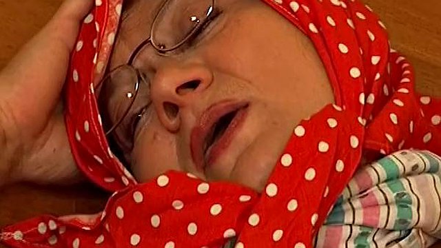 Jeune bite baise deux mamies!