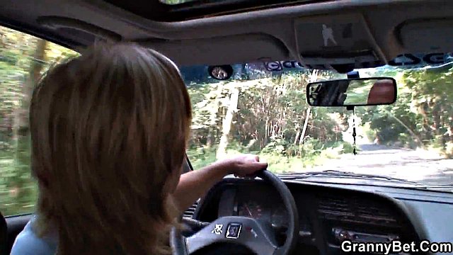 Mamie aux gros seins de 70 ans pilonnée en bord de route