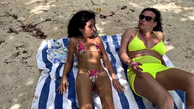 El pervertido se corrió sobre las chicas mientras tomaban el sol en una playa pública