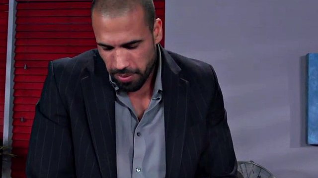 Chef mit großem Schwanz fickt seine versaute Sekretärin auf dem Tisch ins Gesicht