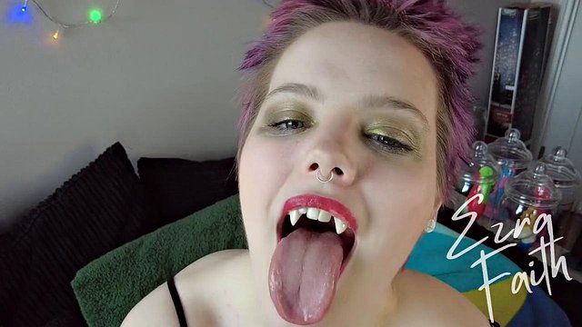 Succubus entleert den molligen Mormonen Ezra Faith nach dem Creampie-Stampfen
