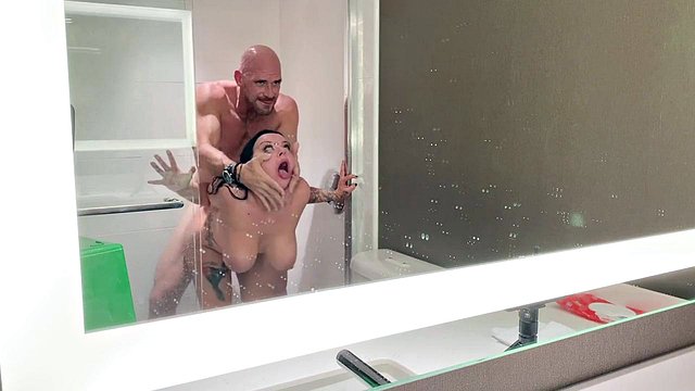 Johnny Sins Creampies Payton Preslee in der Dusche