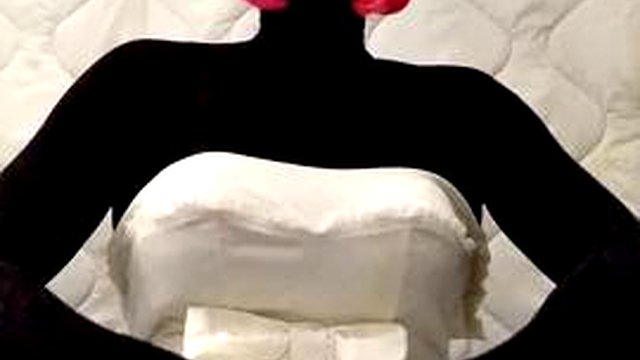 muñeca de nylon negro con vestido de novia blanco corto