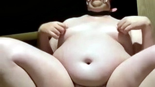 Maiale grasso piscia nelle mutandine e masturba un piccolo cazzo