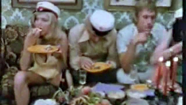 Baise allemande vintage : gros seins, pipe et porno blonde