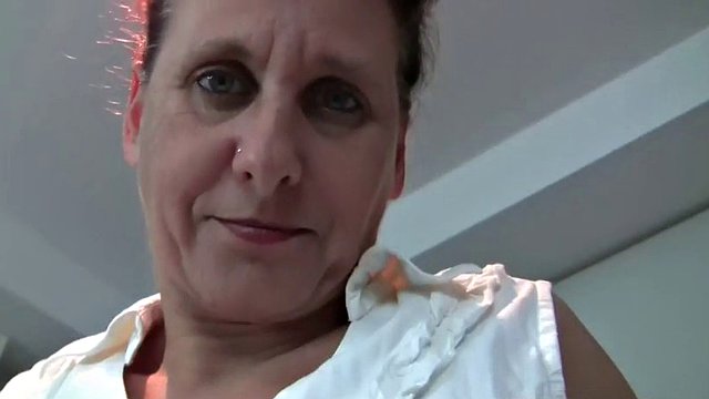 Older l gets's her wet cunt treated right