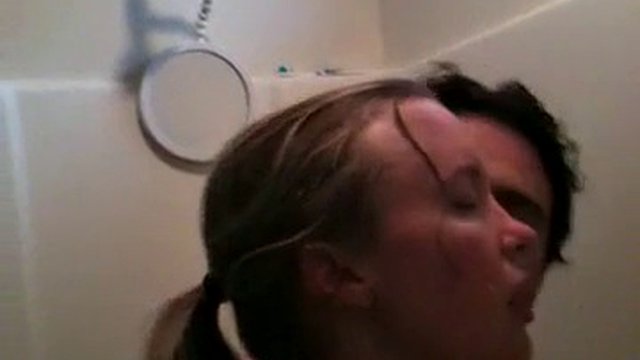 Esposa y extraño filmados follando en la ducha por su esposo mientras estaban de vacaciones