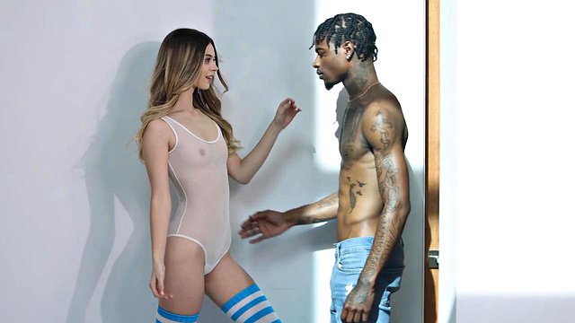 Il culo della tettona bruna Chloe Amour batte forte