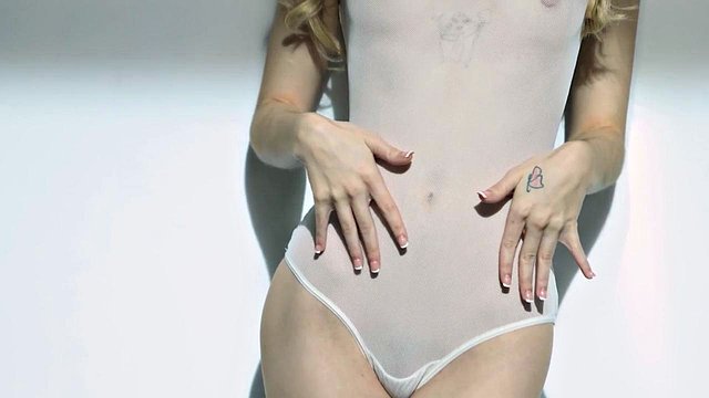 丰满的黑发 Chloe Amour 的屁股被狠狠地敲打