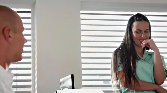 Sykepleier babe med middels pupper knuller pasient på kontoret hennes