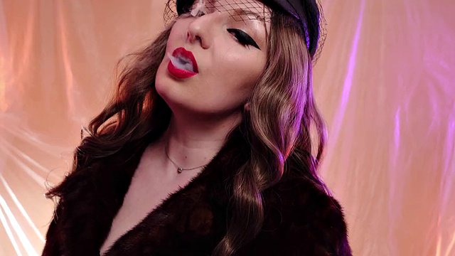 ASMR 모피 코트 페티쉬, 짧은 가죽 장갑으로 vaping 흡연 (Arya Grander)