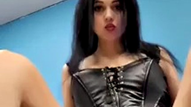 Uma grande porção de urina para um escravo travesso. Dominação Feminina