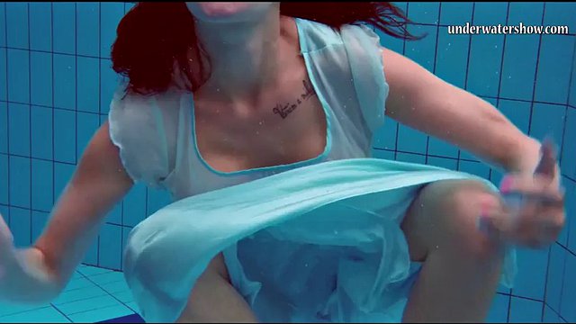 Piyavka Chehova swims naked in the pool and strips naked