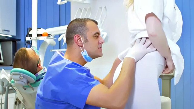 大きなお尻と元気なおっぱいの看護師が歯科医に犯される