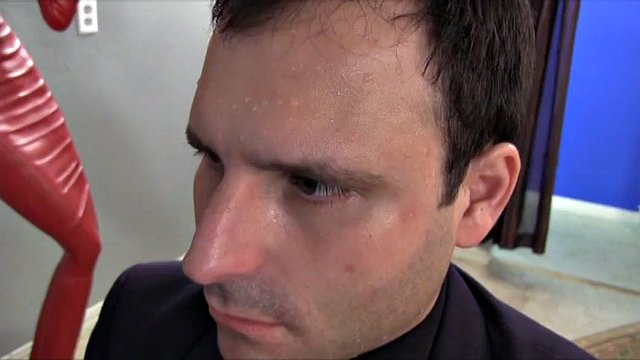 Musi zjeść jej tyłek, żeby dostać podwyżkę