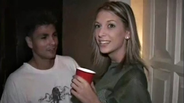 Perfetta ragazza del college succhia e scopa hardcore
