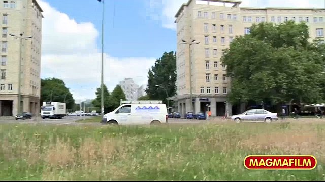 Blondine lutscht Jungs Schwanz in der Öffentlichkeit in der Bahnhofshalle