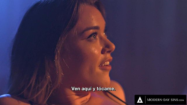 Dospívající Anny Aurora ve filmu Taboo Old nabízí smyslné kouření a honění nevlastnímu tátovi své BFF