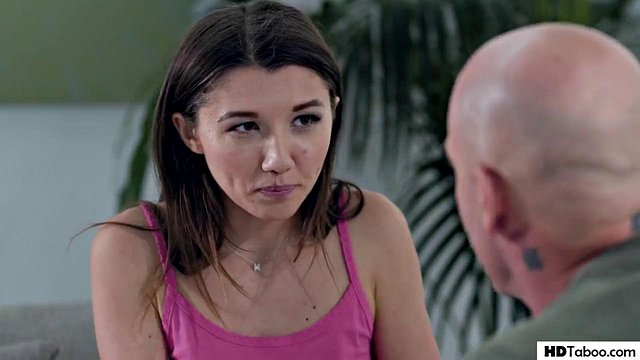 PURO TABOO Il patrigno sbatte la giovane impertinente Maya Woulfe