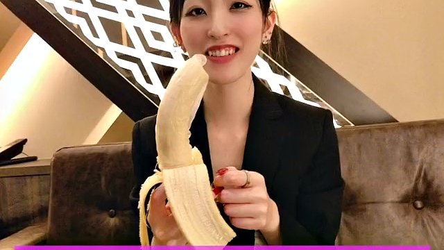 BANANA BLOWJOB to put on the condom! Japanese amateur handjob