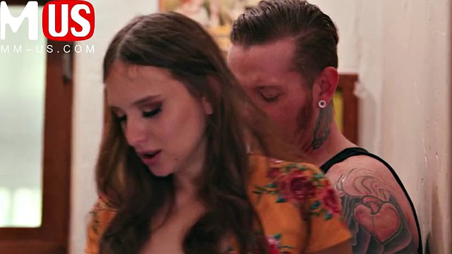 Izzy Lush è rimasta bloccata nella lavatrice e ha scopato duramente