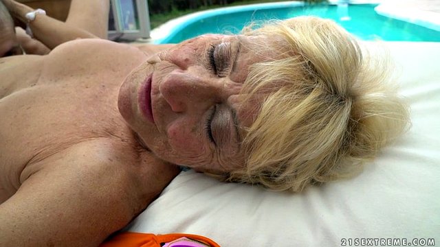 Gilf bionda si fa devastare la fica pelosa da un giovane cazzo